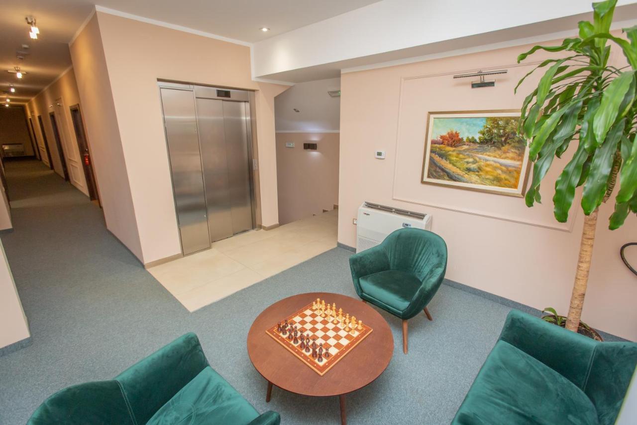 Harizma 013 Aparthotel Kovin Ngoại thất bức ảnh