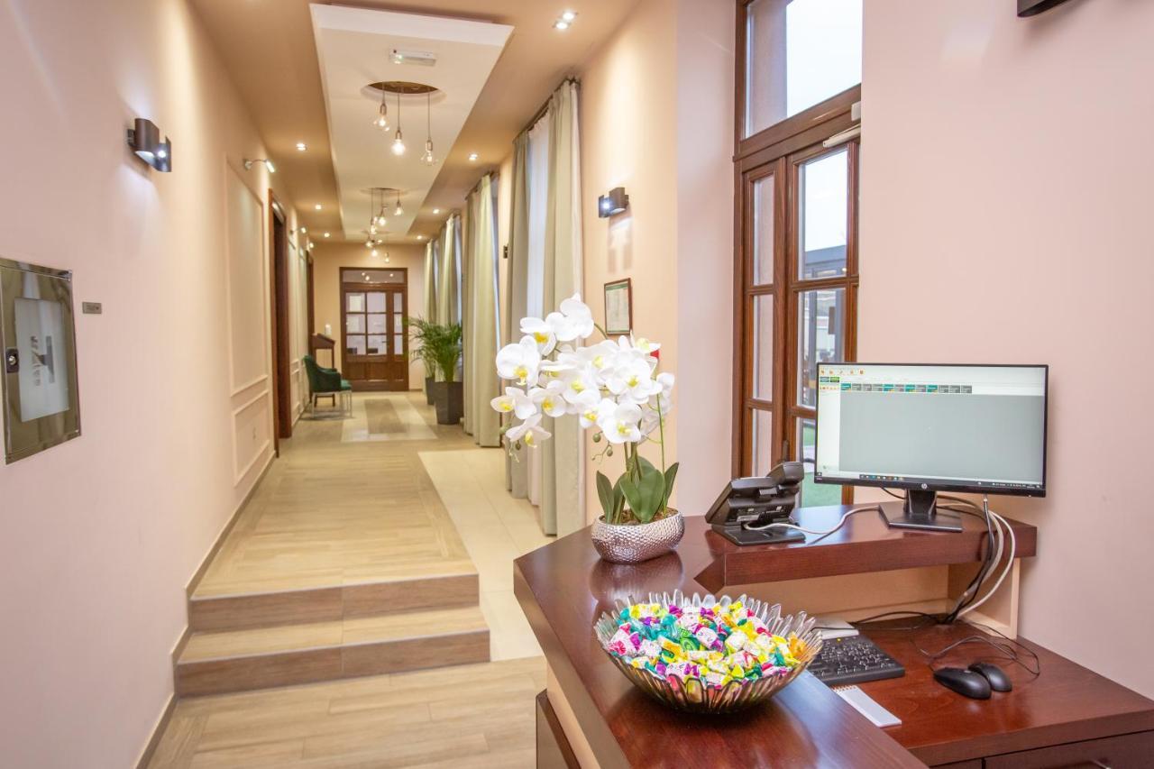 Harizma 013 Aparthotel Kovin Ngoại thất bức ảnh